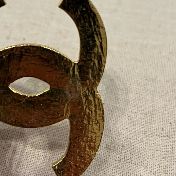 Chanel Gold Tone Black Enamel Patterned CC Pin Brooch - Picture 4 of 7